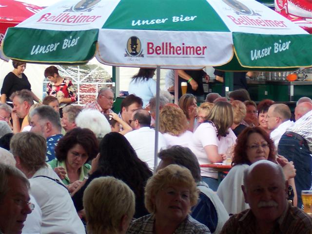 Dichtes Gedränge am Samstagabend verspricht einen erfolgreichen Abend